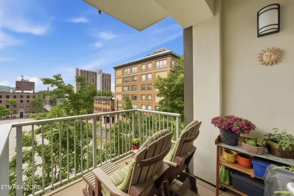 $800,000 | 440 Walnut Street, Unit 302, Knoxville, TN 37902