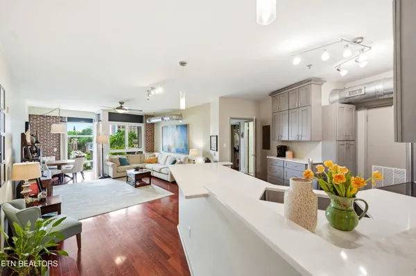 $800,000 | 440 Walnut Street, Unit 302, Knoxville, TN 37902