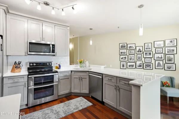$800,000 | 440 Walnut Street, Unit 302, Knoxville, TN 37902