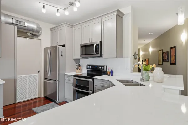 $800,000 | 440 Walnut Street, Unit 302, Knoxville, TN 37902