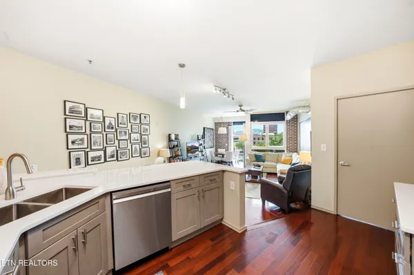 $800,000 | 440 Walnut Street, Unit 302, Knoxville, TN 37902