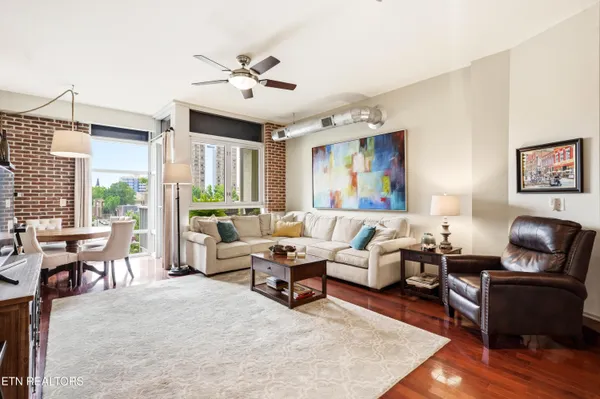 $800,000 | 440 Walnut Street, Unit 302, Knoxville, TN 37902