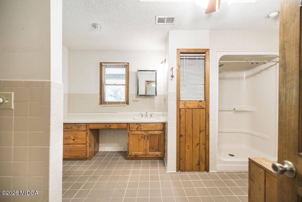 194 Delone Road Byron, GA 31008 - Photo 21 of 49 a bathroom with a bathtub and a shower