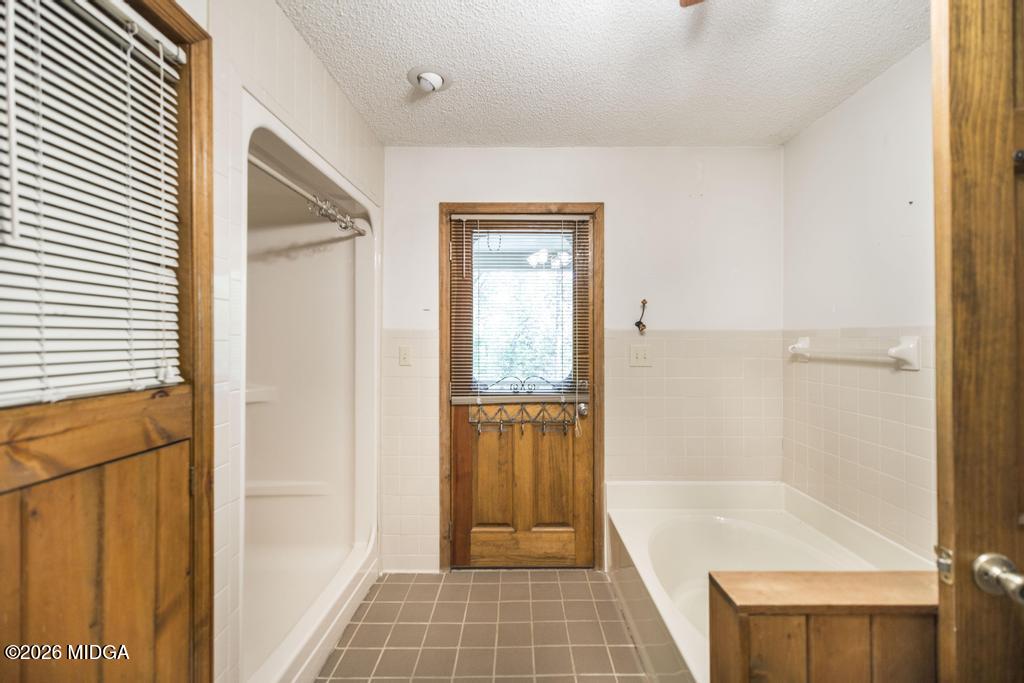194 Delone Road Byron, GA 31008 - Photo 22 of 49 a bathroom with a glass shower door