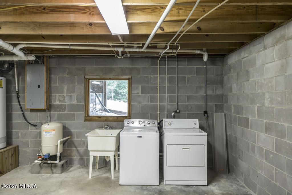 194 Delone Road Byron, GA 31008 - Photo 28 of 49 a utility room with dryer and washer