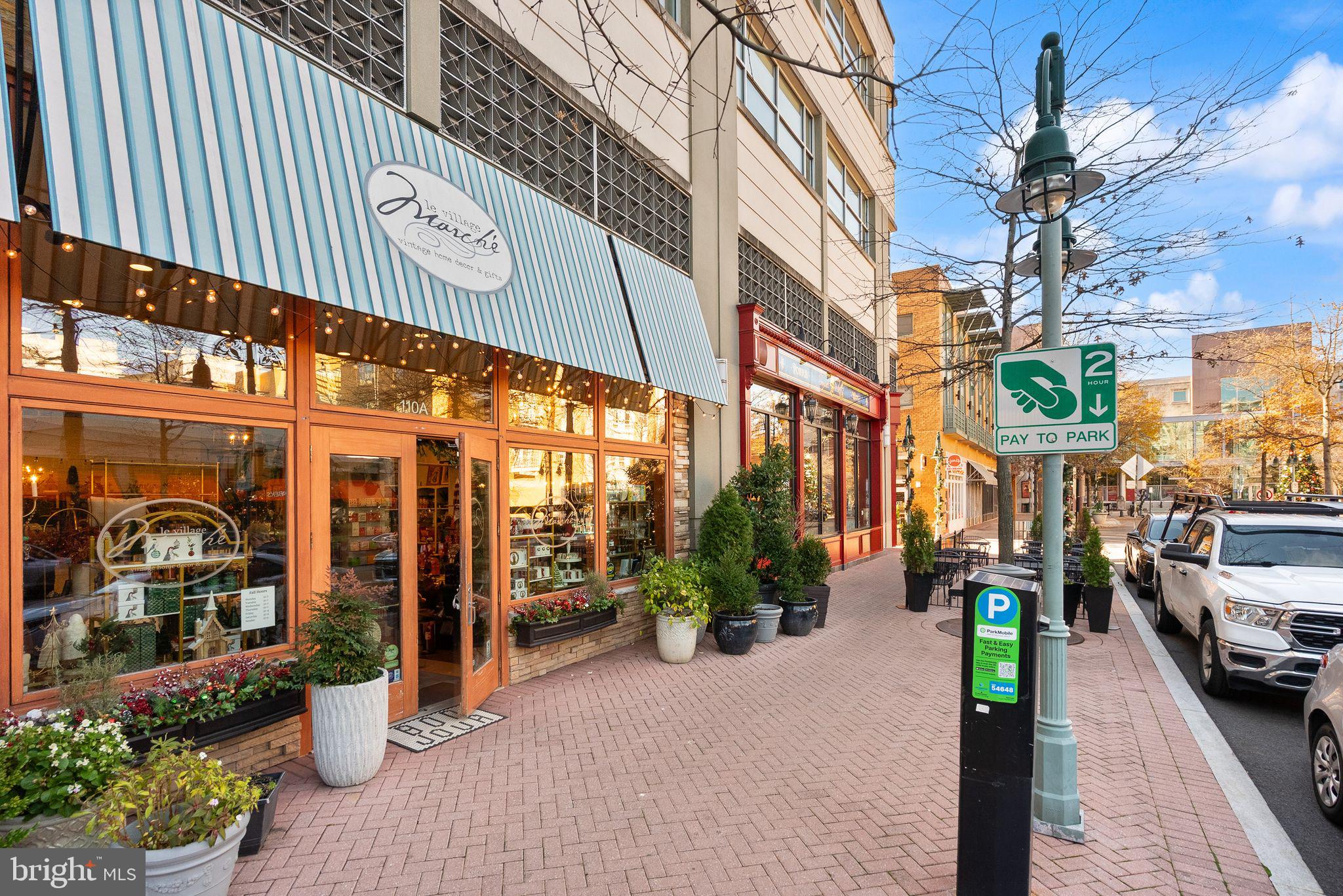 2592 South Arlington Mill Drive, Unit 7 Arlington, VA 22206 - Photo 35 of 44 a view of a street with sitting area