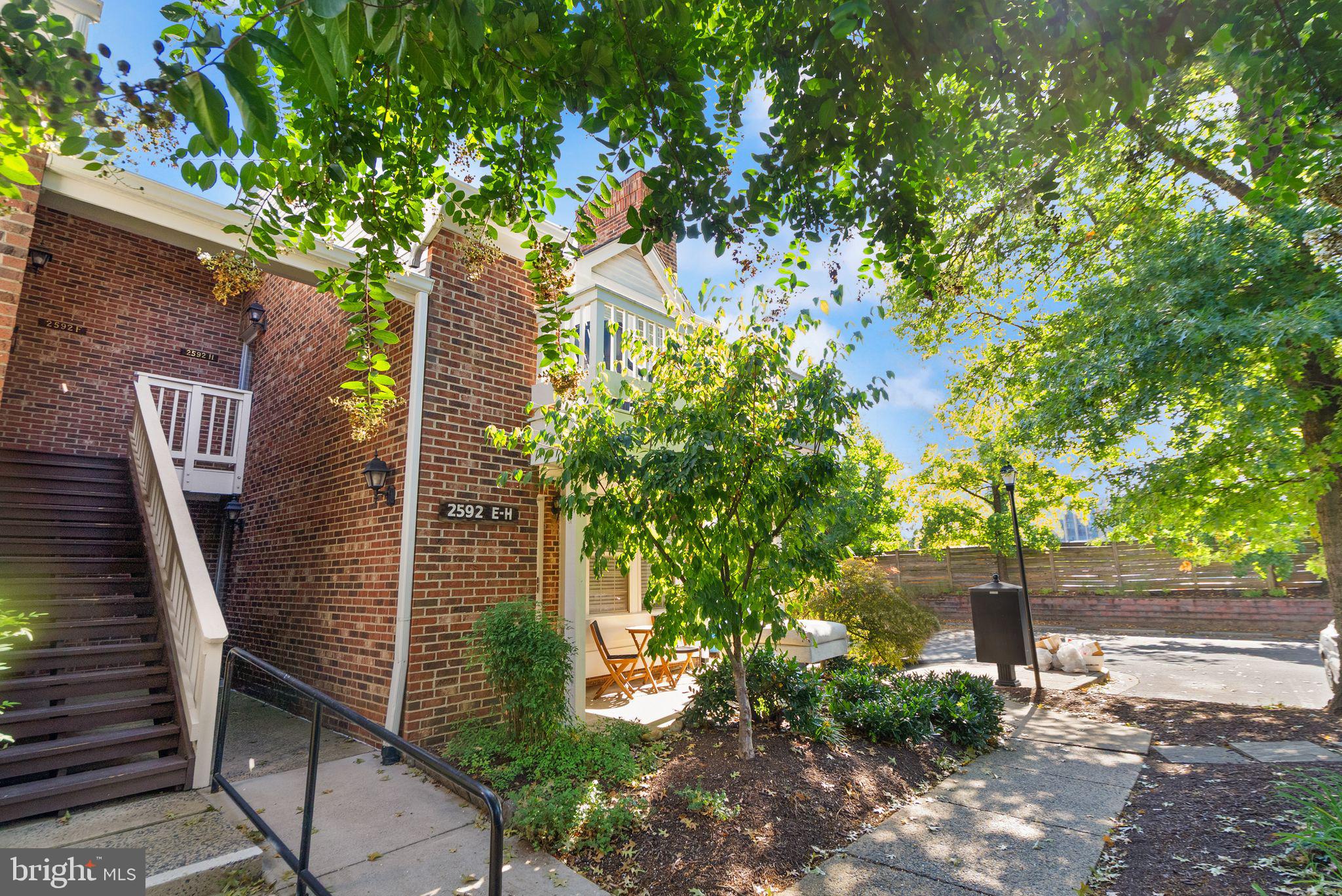 2592 South Arlington Mill Drive, Unit 7 Arlington, VA 22206 - Photo 8 of 44 a backyard of a house with lots of green space