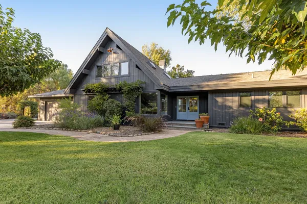 $2,295,000 | 1015 West El Roblar Drive, Ojai, CA 93023