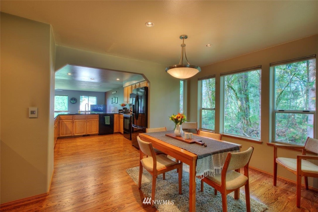 12911 Patriot Way Renton, WA 98059 - Photo 8 of 36