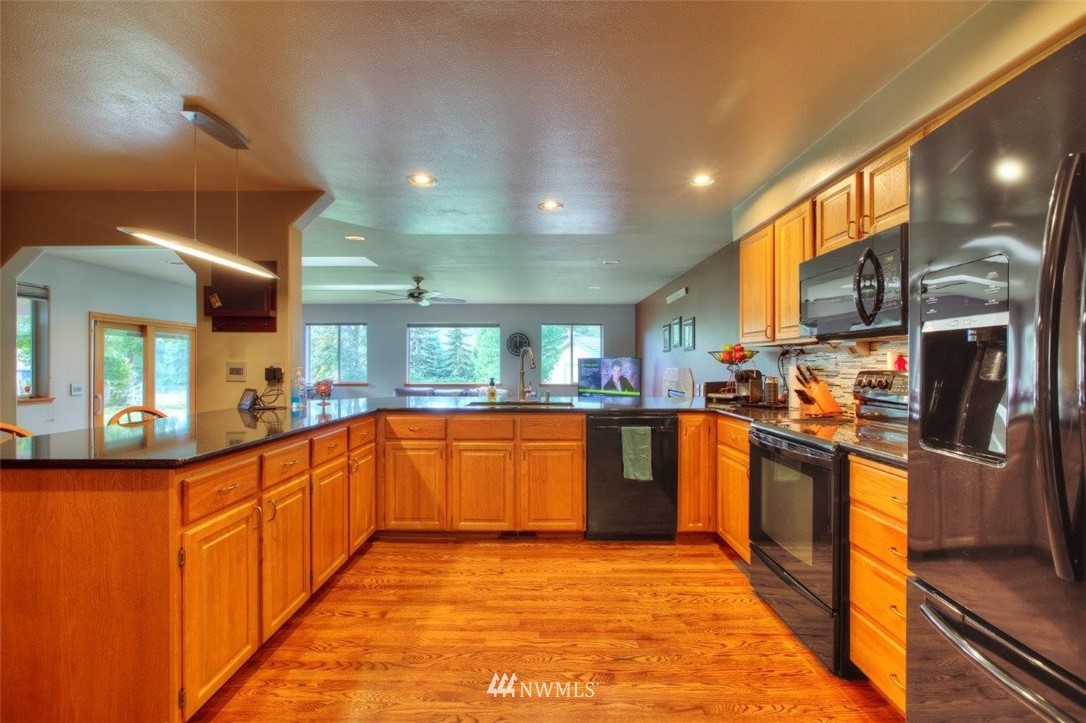 12911 Patriot Way Renton, WA 98059 - Photo 10 of 36