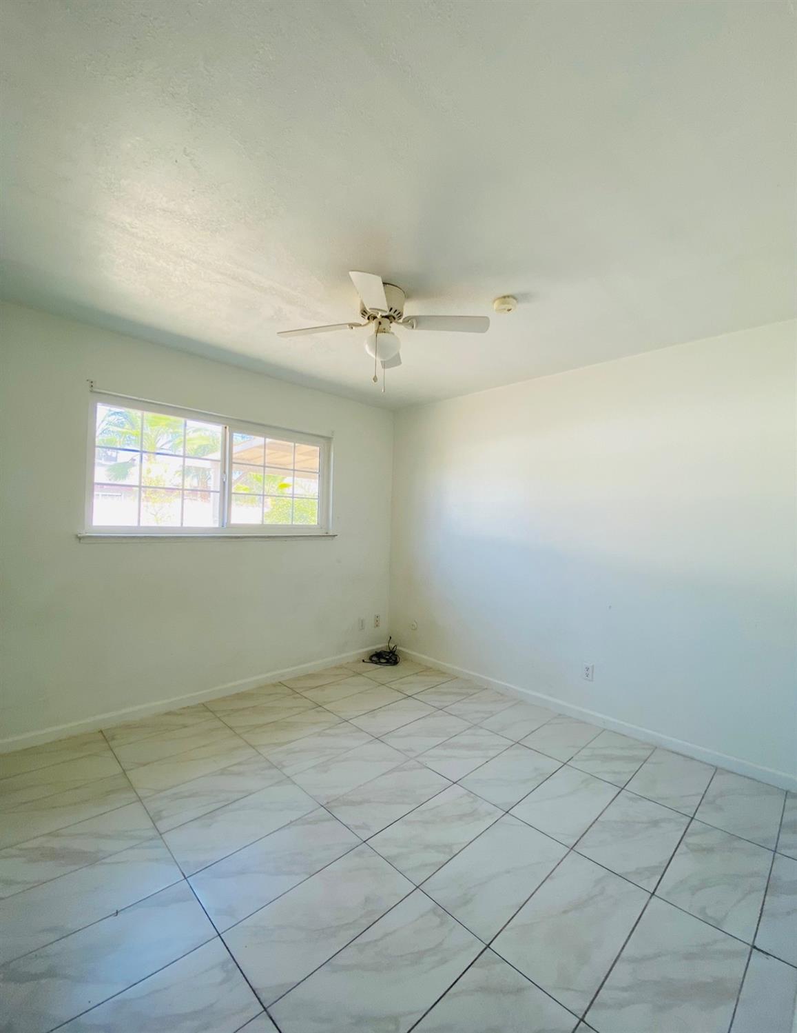 115 Gettysburg Avenue Clovis, CA 93612 - Photo 12 of 17 an empty room with a window