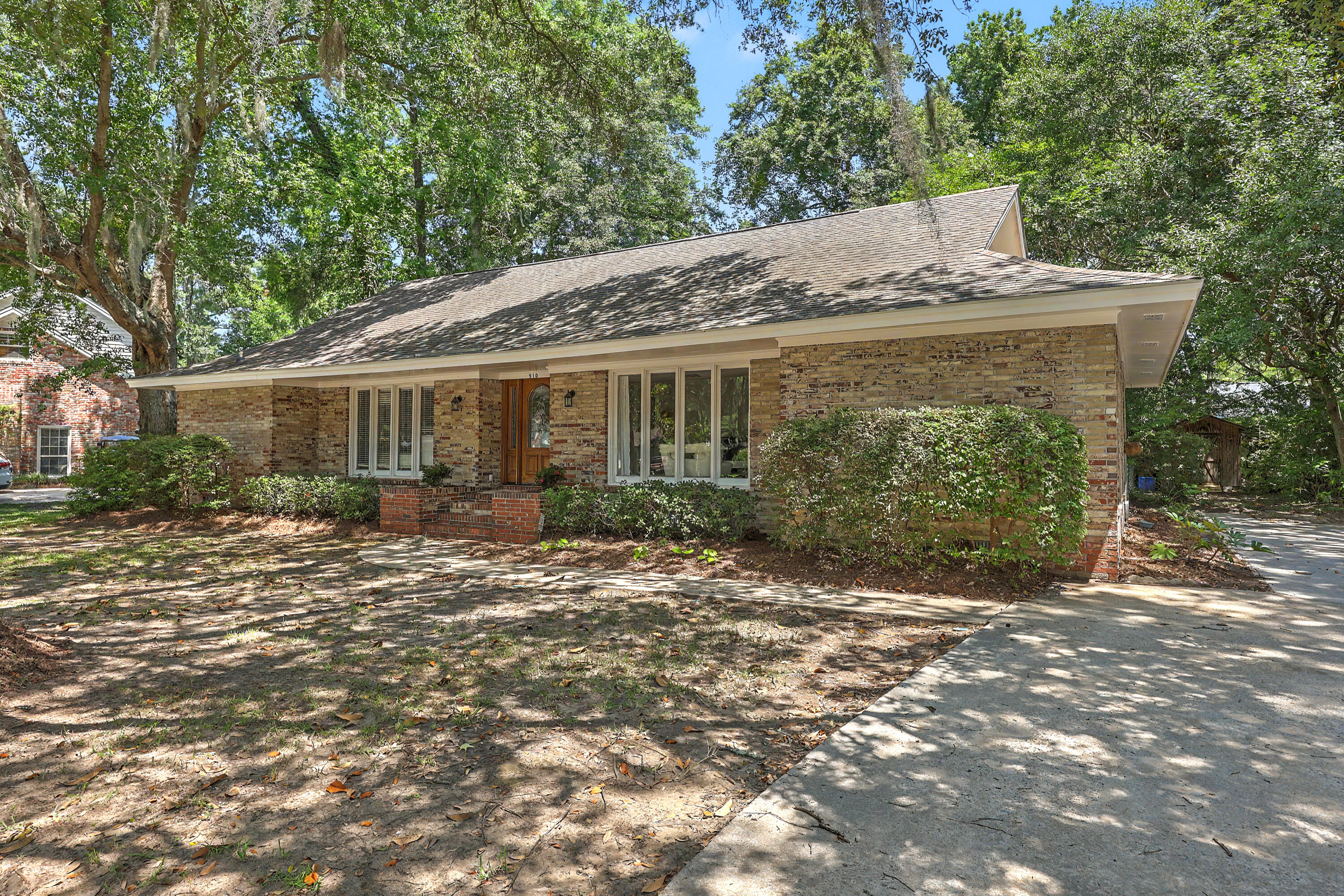 910 Regatta Road Charleston, SC 29412 - Photo 2 of 39 Mature landscaping