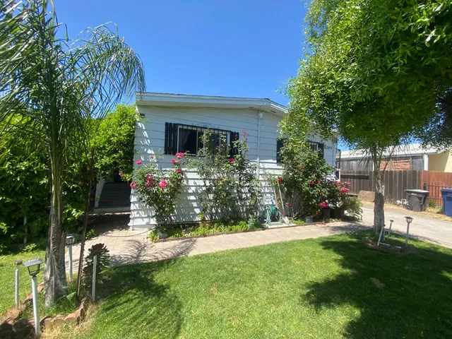 a view of a house with backyard and deck