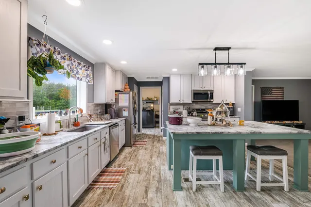 a view of a kitchen and dining room