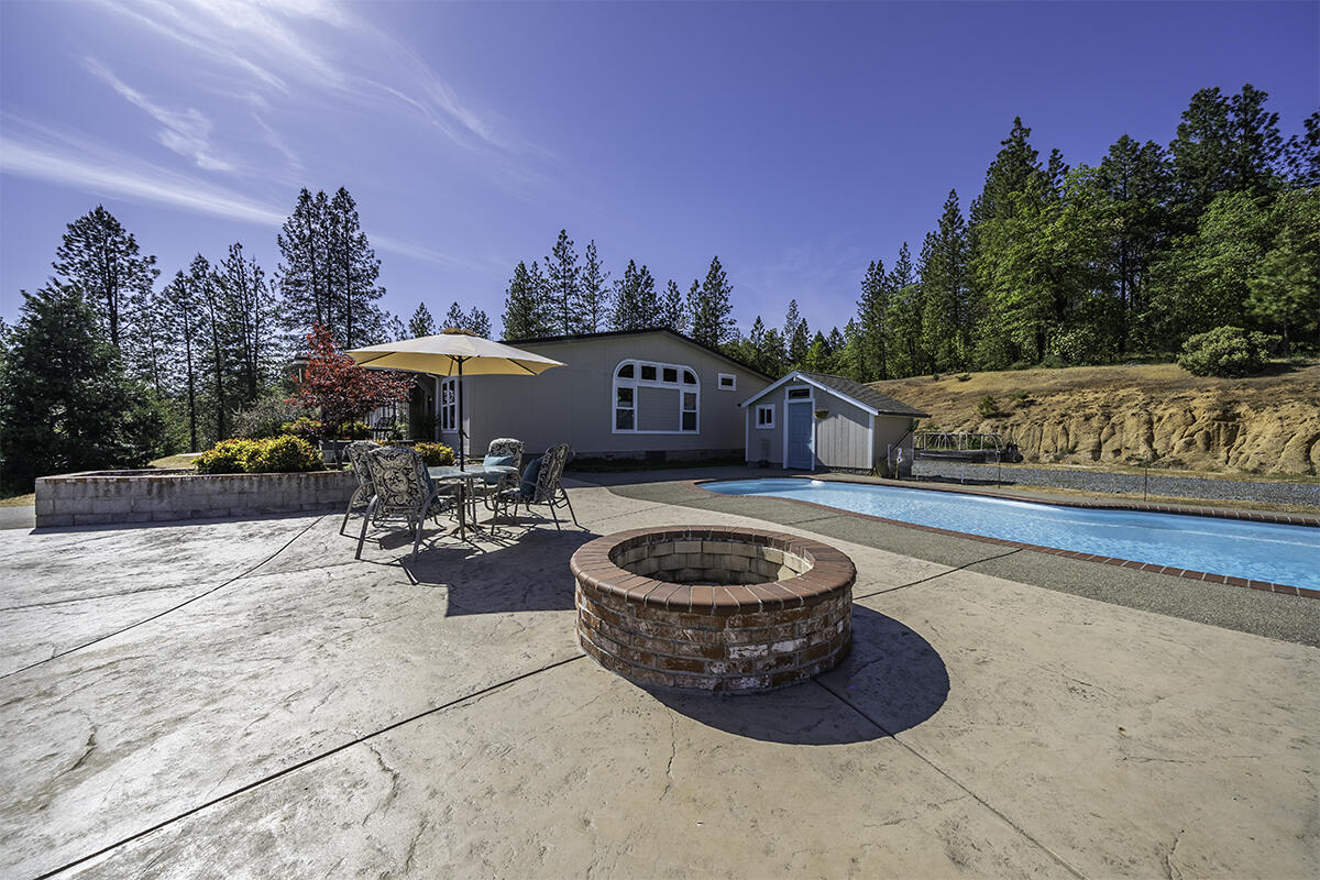 2010 Stewart Road Grants Pass, OR 97526 - Photo 16 of 32 back patio