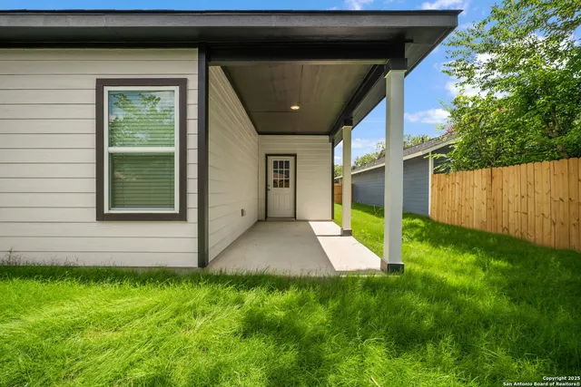 a view of a backyard