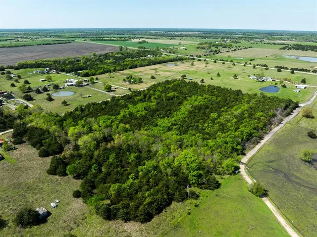 a view of a green field with lots of green space