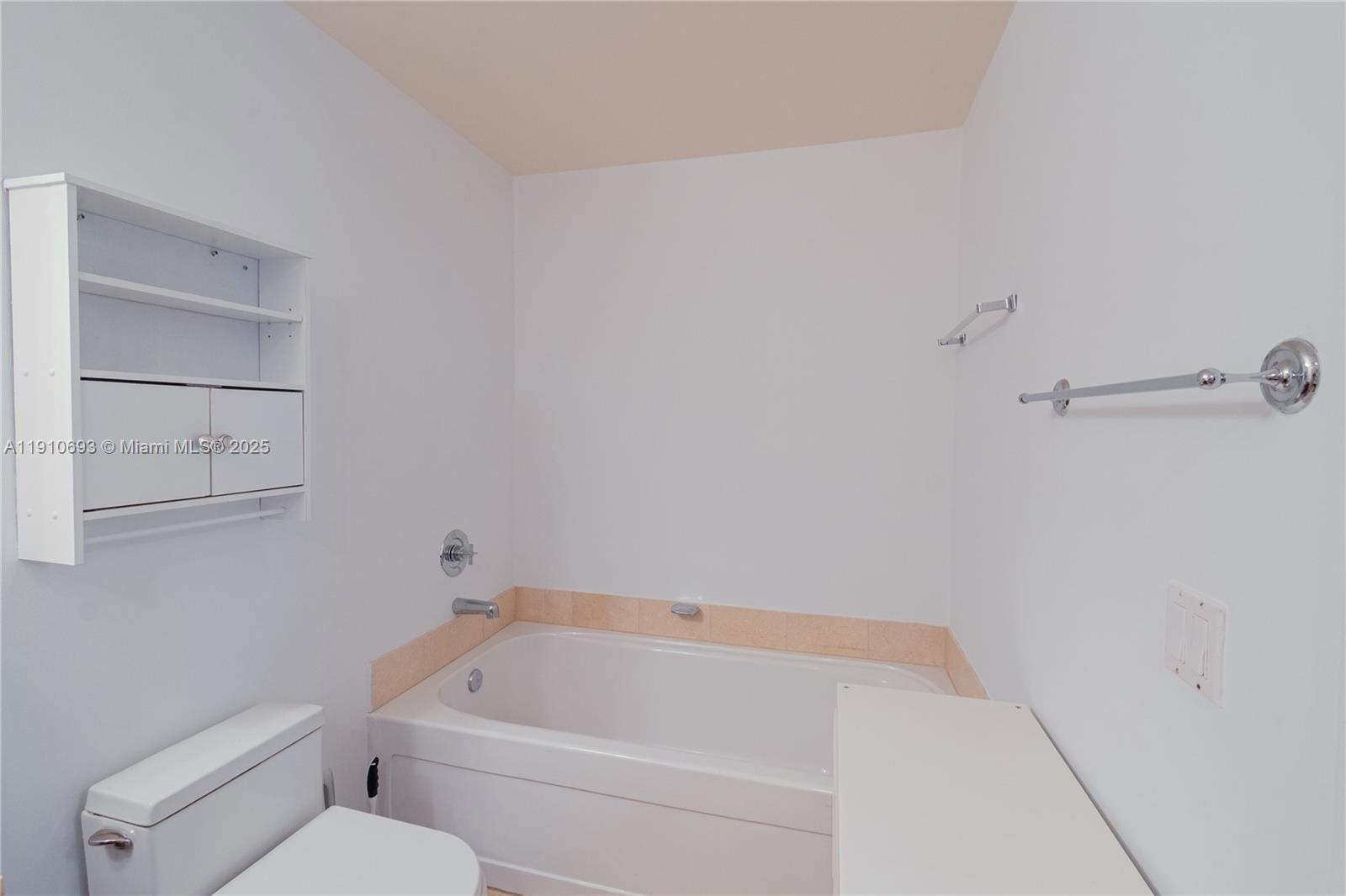 79 Southwest 12th Street, Unit 1002S Miami, FL 33130 - Photo 7 of 22 a bathroom with a bathtub