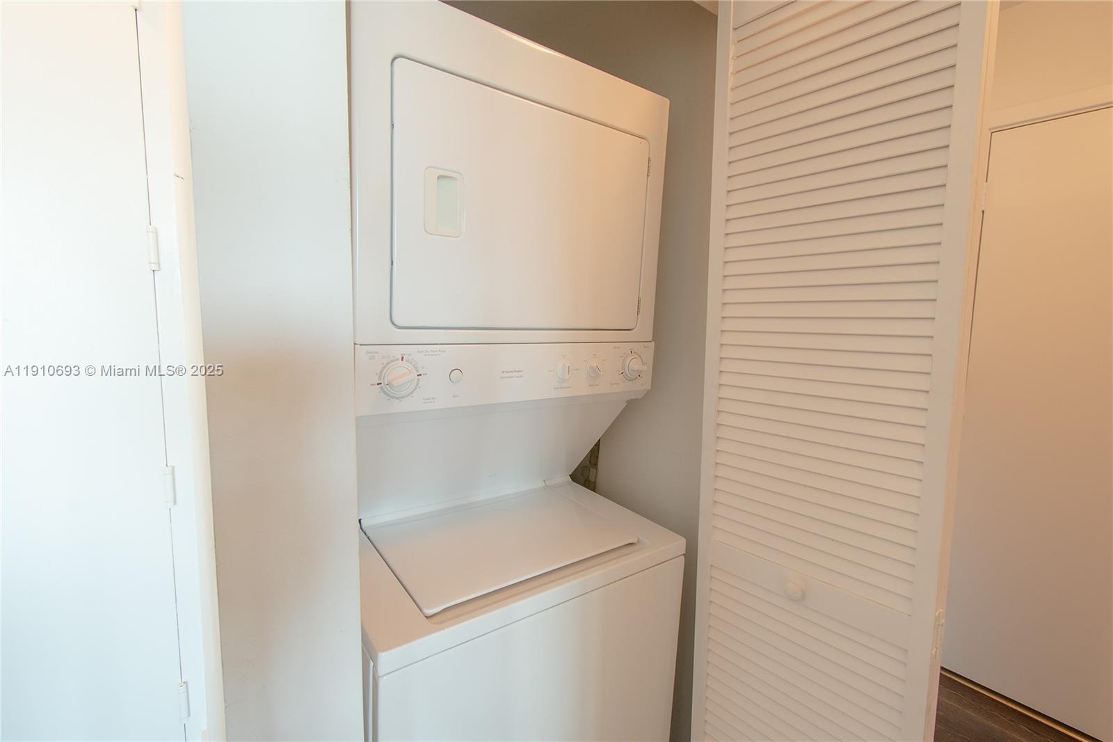 79 Southwest 12th Street, Unit 1002S Miami, FL 33130 - Photo 9 of 22 a utility room with dryer and washer