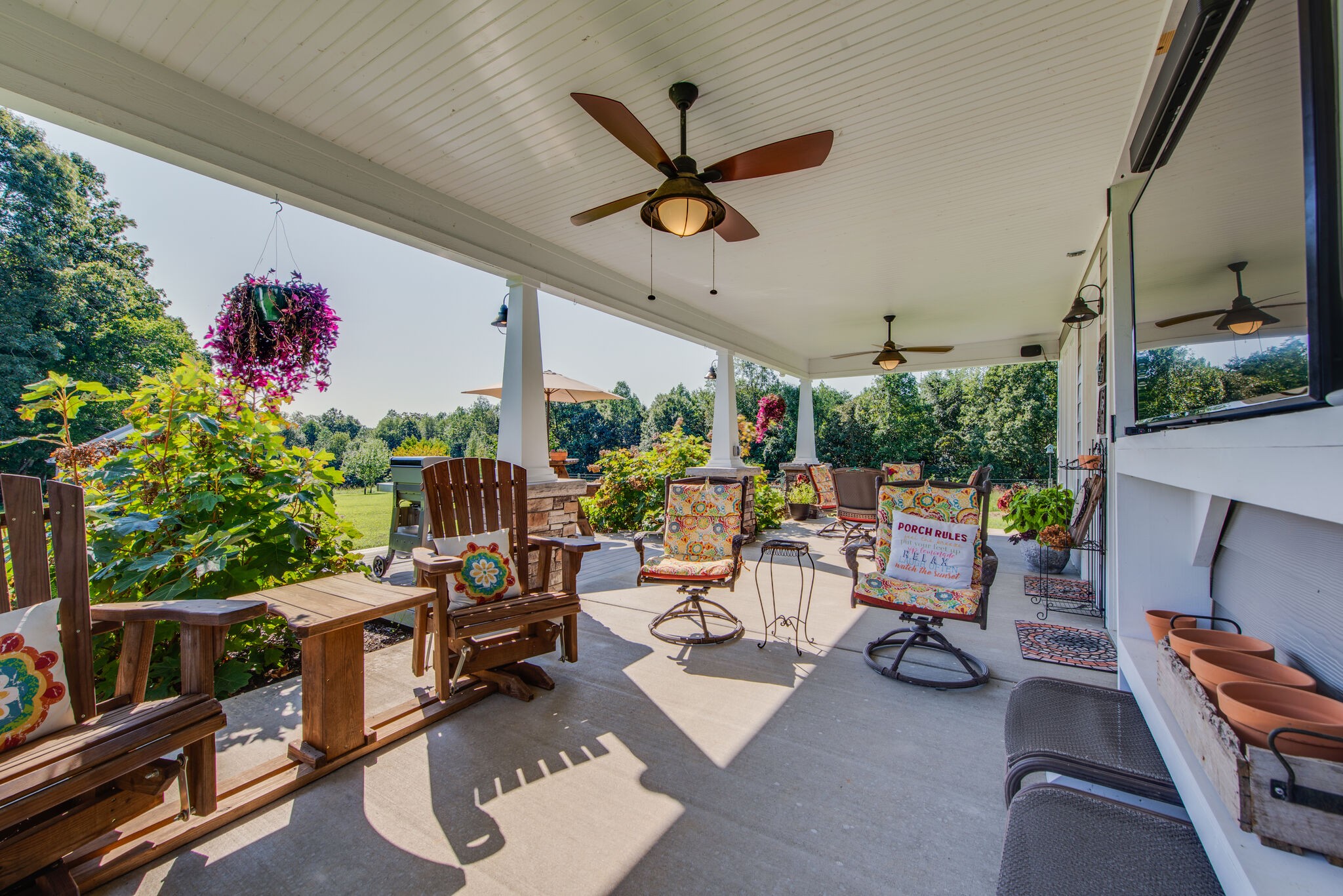5062 Cathey Ridge Road Manchester, TN 37355 - Photo 36 of 47 a living room with patio furniture and a potted plant