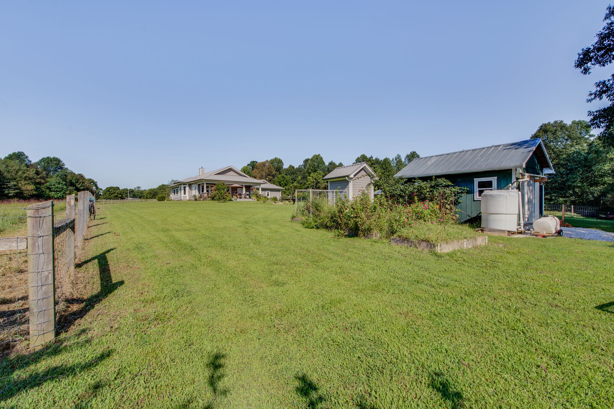 5062 Cathey Ridge Road Manchester, TN 37355 - Photo 42 of 47 a backyard of a house with table and chairs