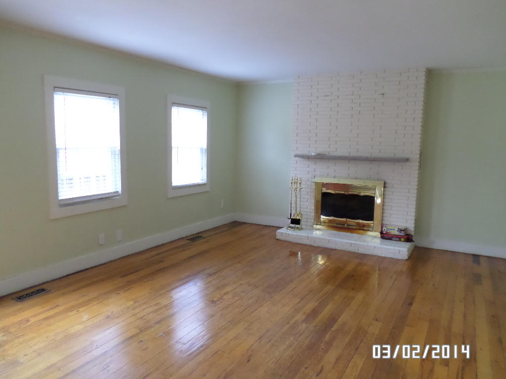 6016 Ridgewood Road Knoxville, TN 37918 - Photo 5 of 14 Living Room