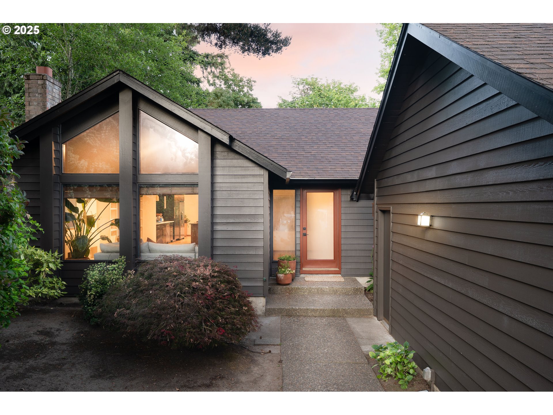 a view of an house with backyard and garden
