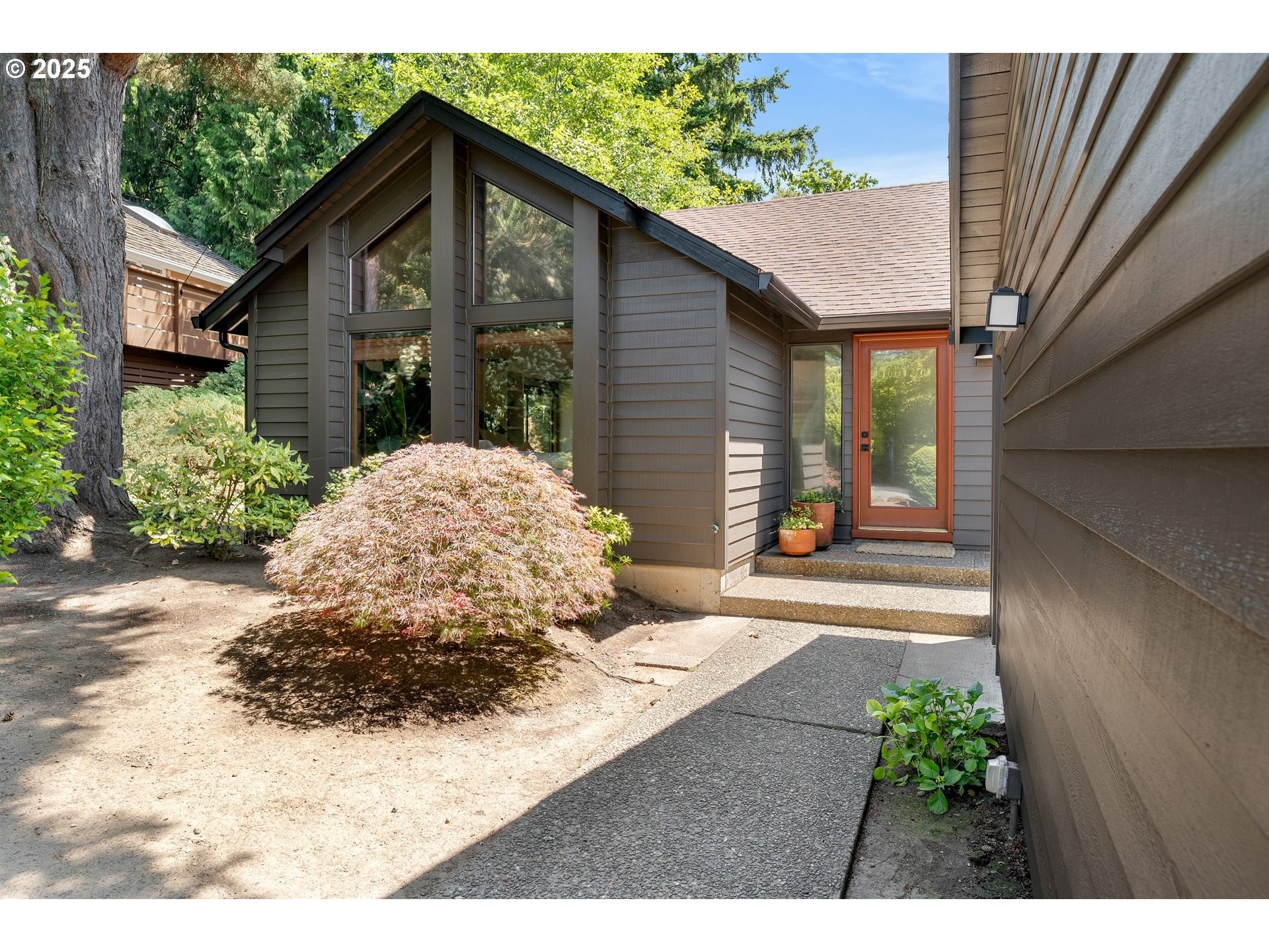 511 Southwest Colony Drive Portland, OR 97219 - Photo 38 of 46 a front view of a house with garden