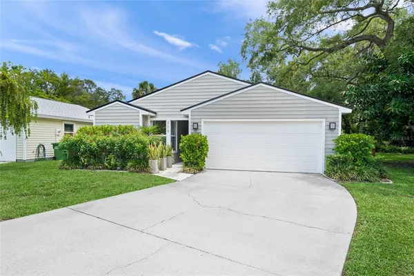 $595,000 | 319 Bearded Oaks Circle, Sarasota, FL 34232