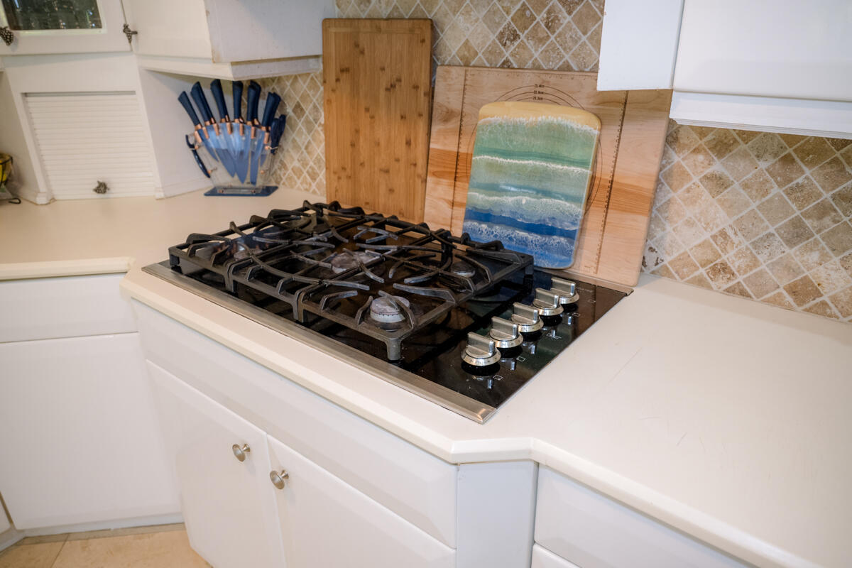 464 Lime Drive Key Largo, FL 33037 - Photo 60 of 96 a kitchen with a stove and a shower
