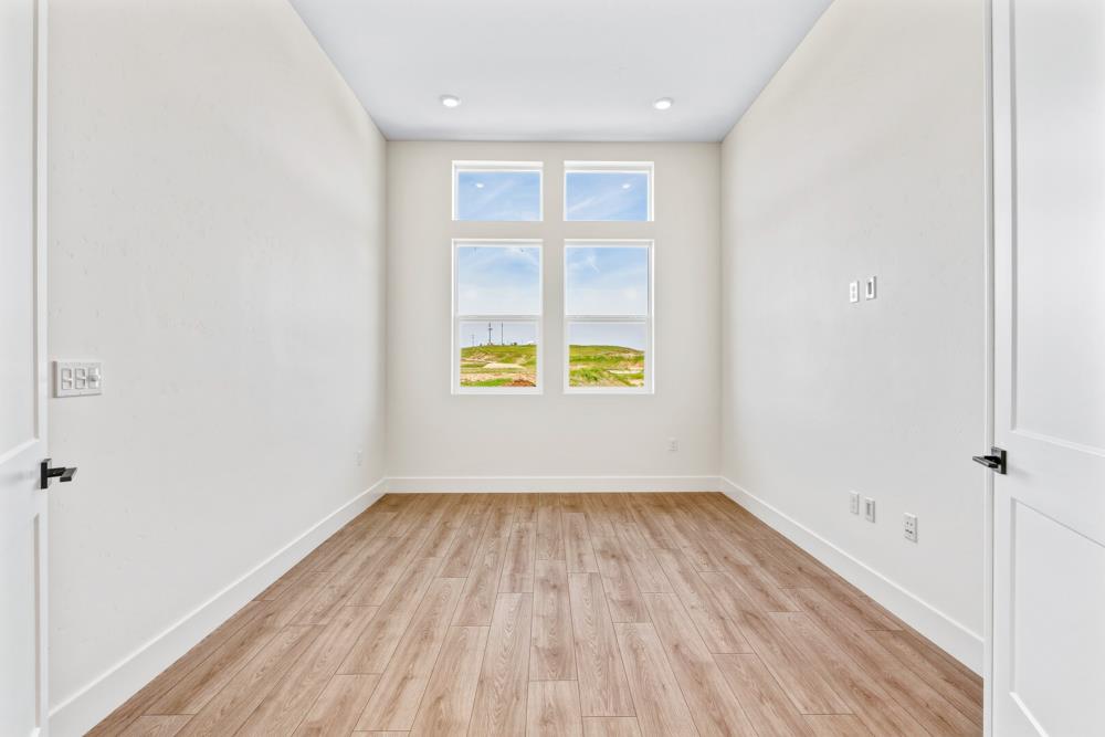 7056 Dalton Rnch Drive Rancho Murieta, CA 95683 - Photo 27 of 29 an empty room with a window