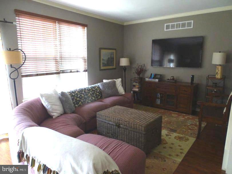20 Country Road Perkasie, PA 18944 - Photo 4 of 19 Living Room