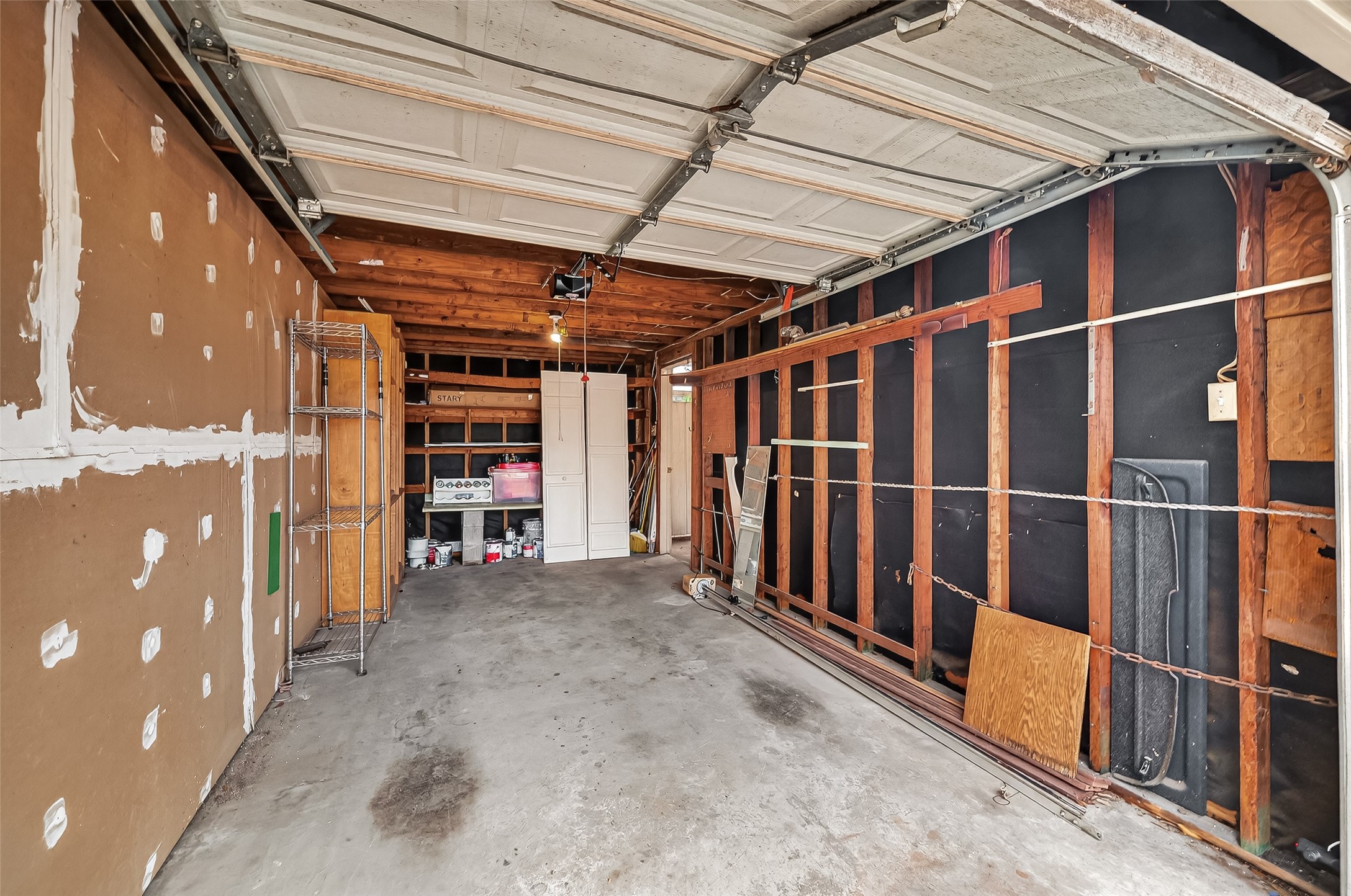 6404 Burgoyne Road, Unit 159 Houston, TX 77057 - Photo 13 of 39 Garage 2