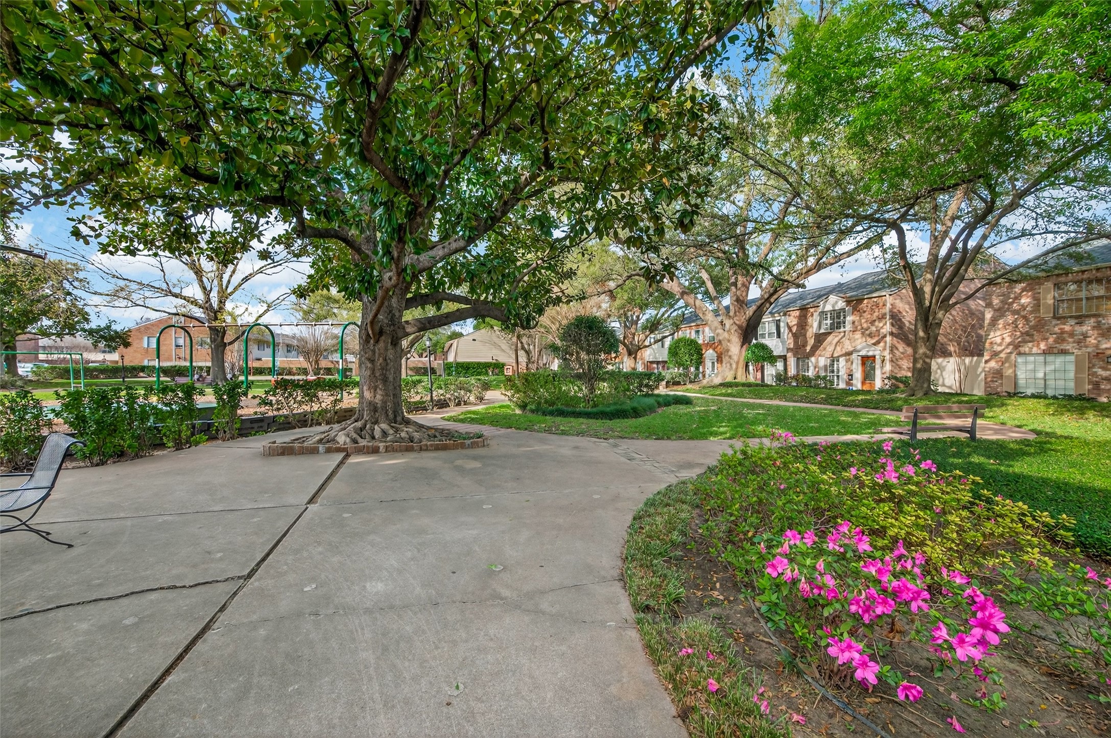 6404 Burgoyne Road, Unit 159 Houston, TX 77057 - Photo 27 of 39 Club House Grounds