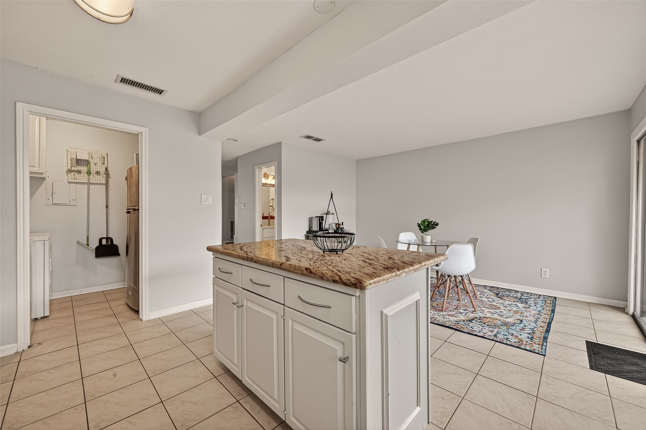 6404 Burgoyne Road, Unit 159 Houston, TX 77057 - Photo 31 of 39 Kitchen Island Showing Refrigerator/Washer/Dryer