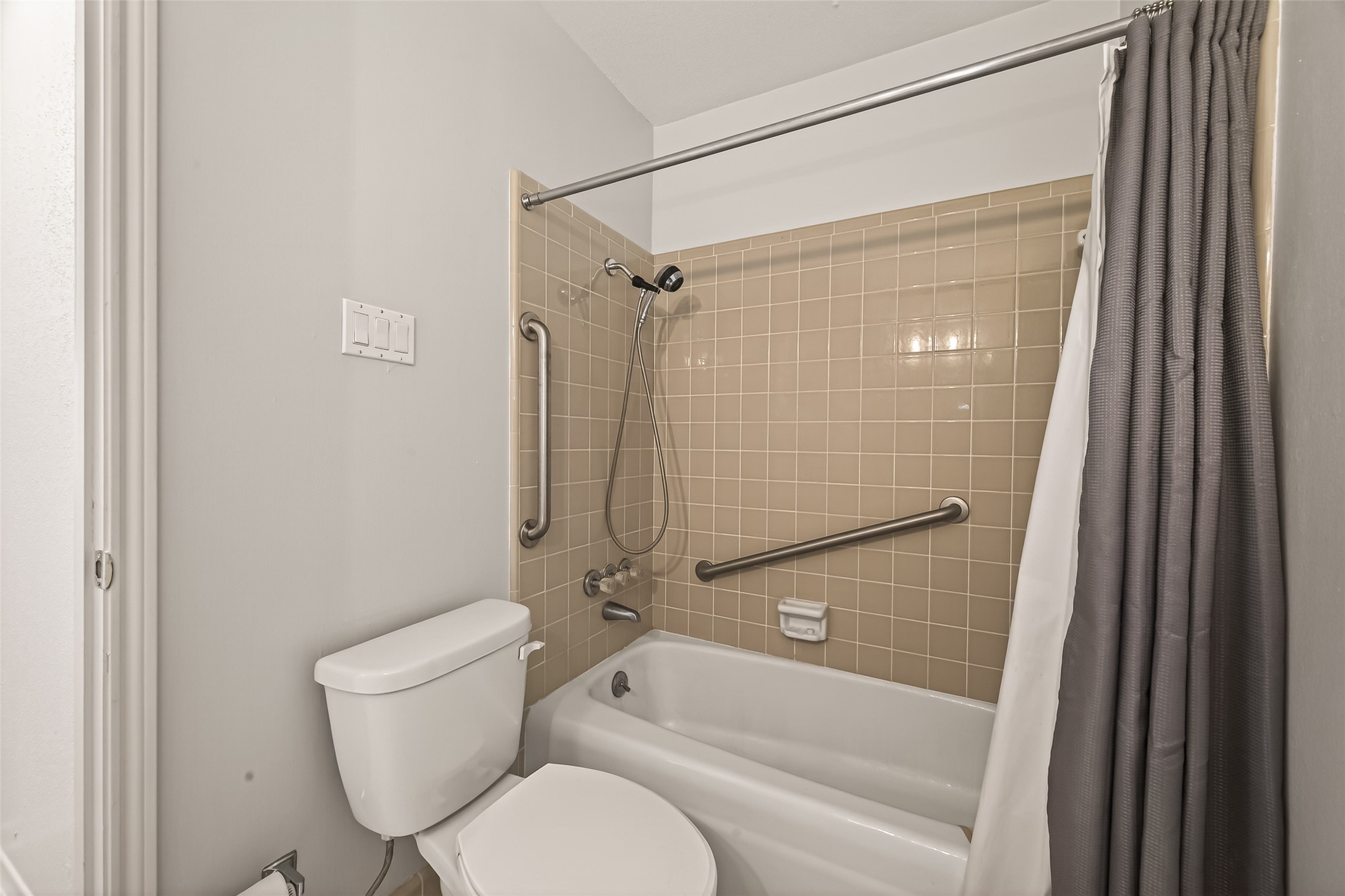 6404 Burgoyne Road, Unit 159 Houston, TX 77057 - Photo 6 of 39 Shared Bathroom