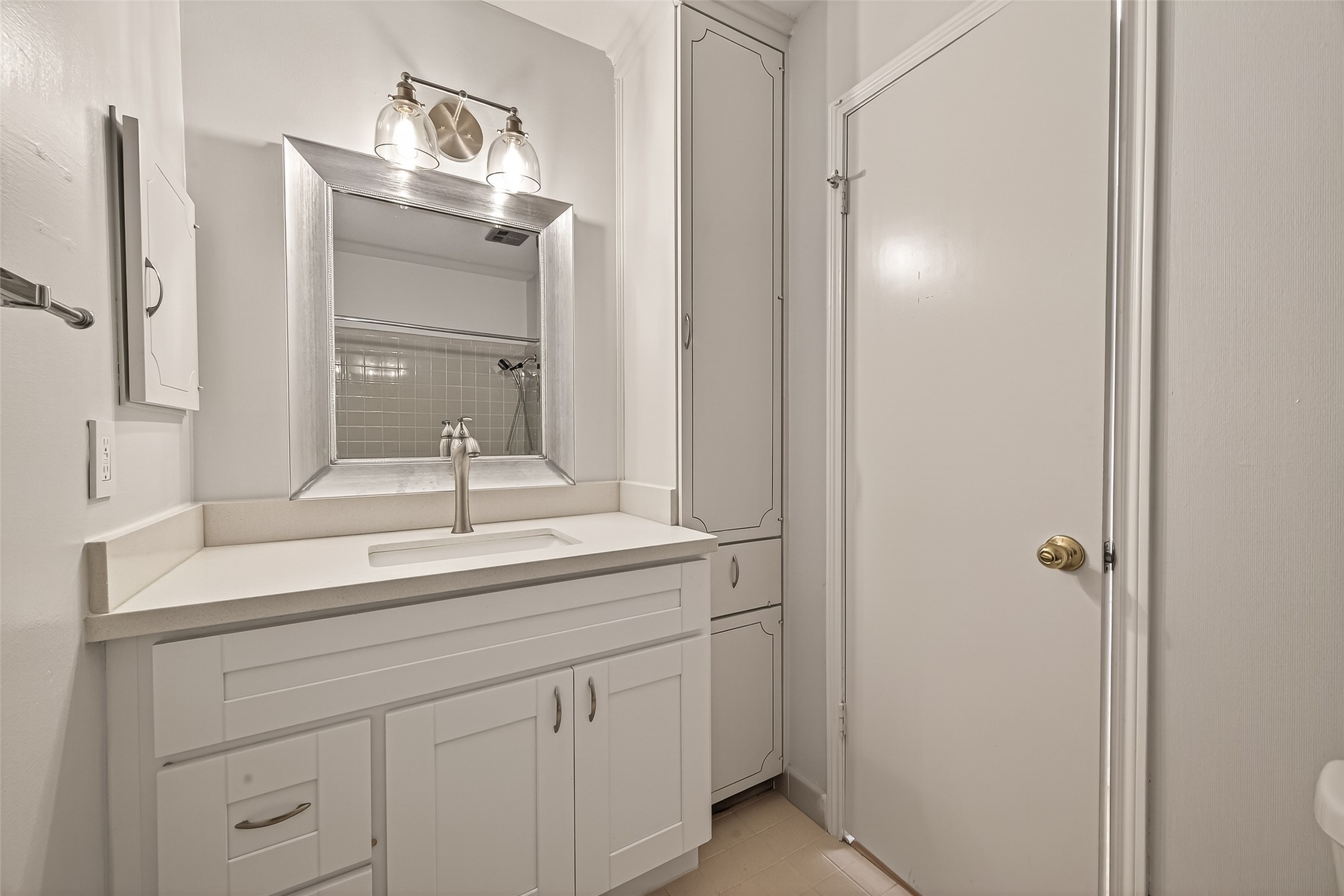 6404 Burgoyne Road, Unit 159 Houston, TX 77057 - Photo 8 of 39 Shared Bathroom 2