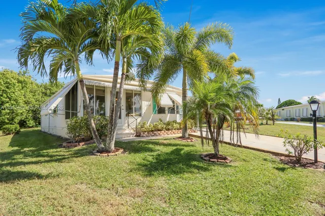 $2,000 | 8191 Southeast Homestead Avenue, Unit 8191, Hobe Sound, FL 33455