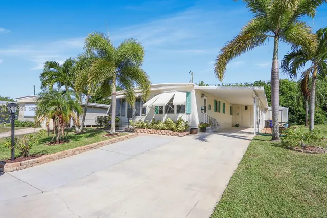 $2,000 | 8191 Southeast Homestead Avenue, Unit 8191, Hobe Sound, FL 33455