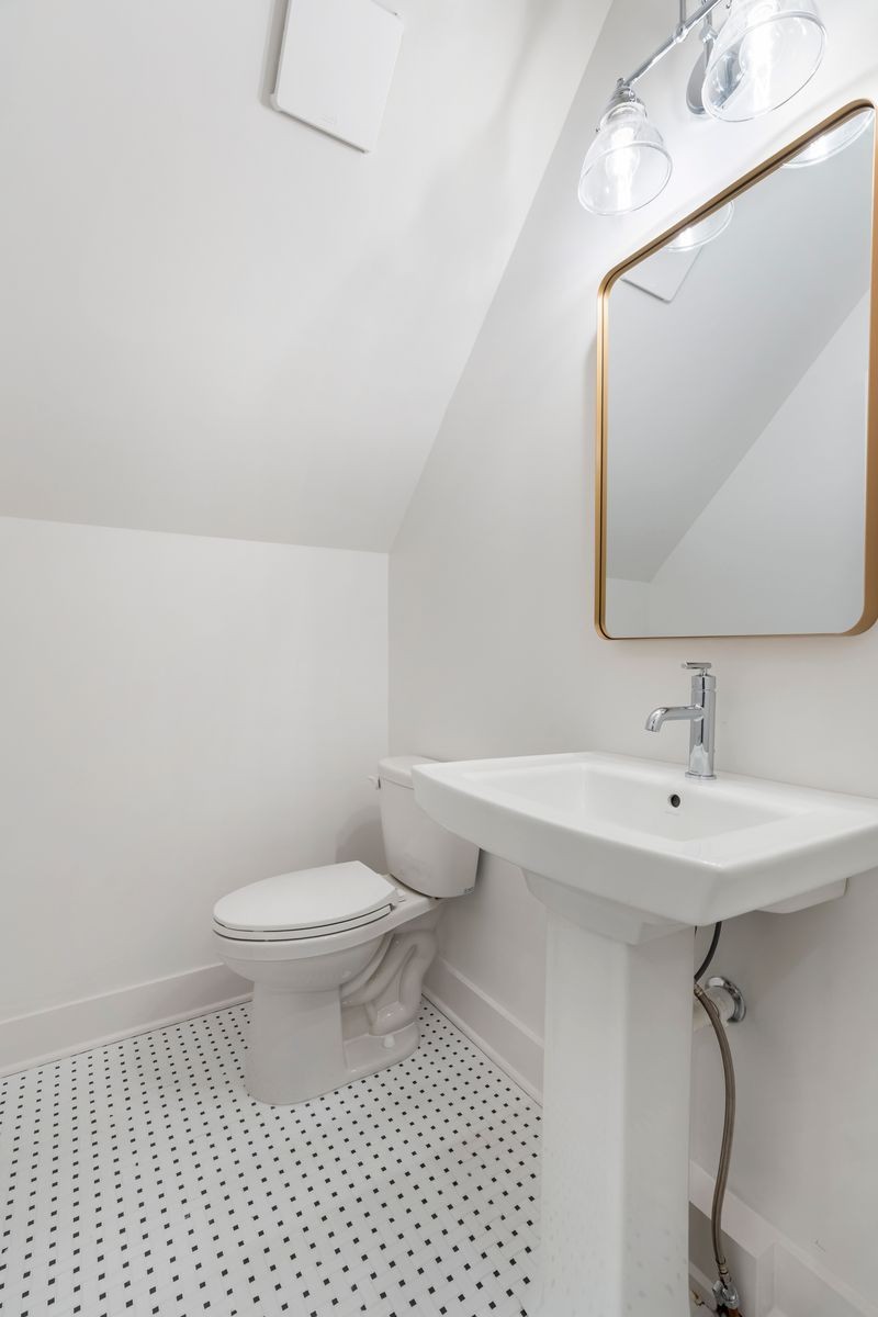 307 Oak Street Lebanon, TN 37087 - Photo 37 of 46 a bathroom with a sink toilet and mirror