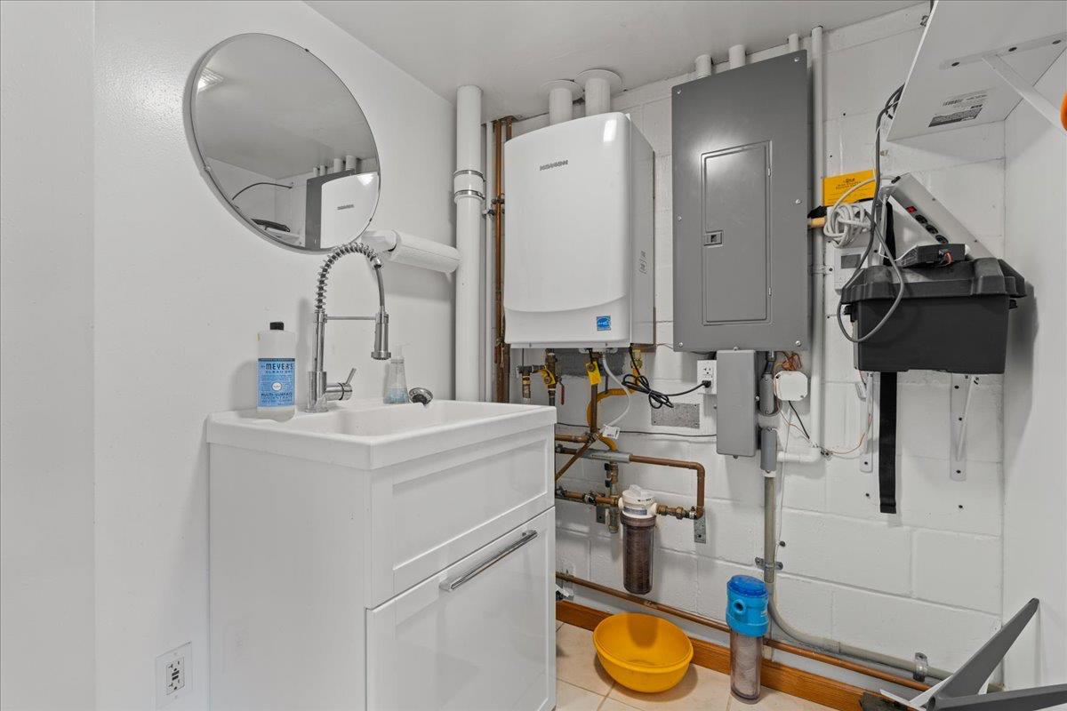 200 Craycroft Ridge Road Downieville, CA 95936 - Photo 21 of 34 a bathroom with a sink toilet and mirror