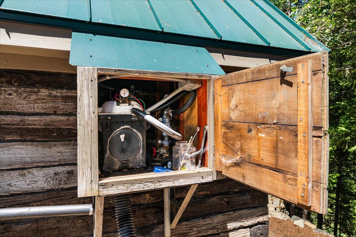 200 Craycroft Ridge Road Downieville, CA 95936 - Photo 25 of 34 a view of a balcony with furniture and washer