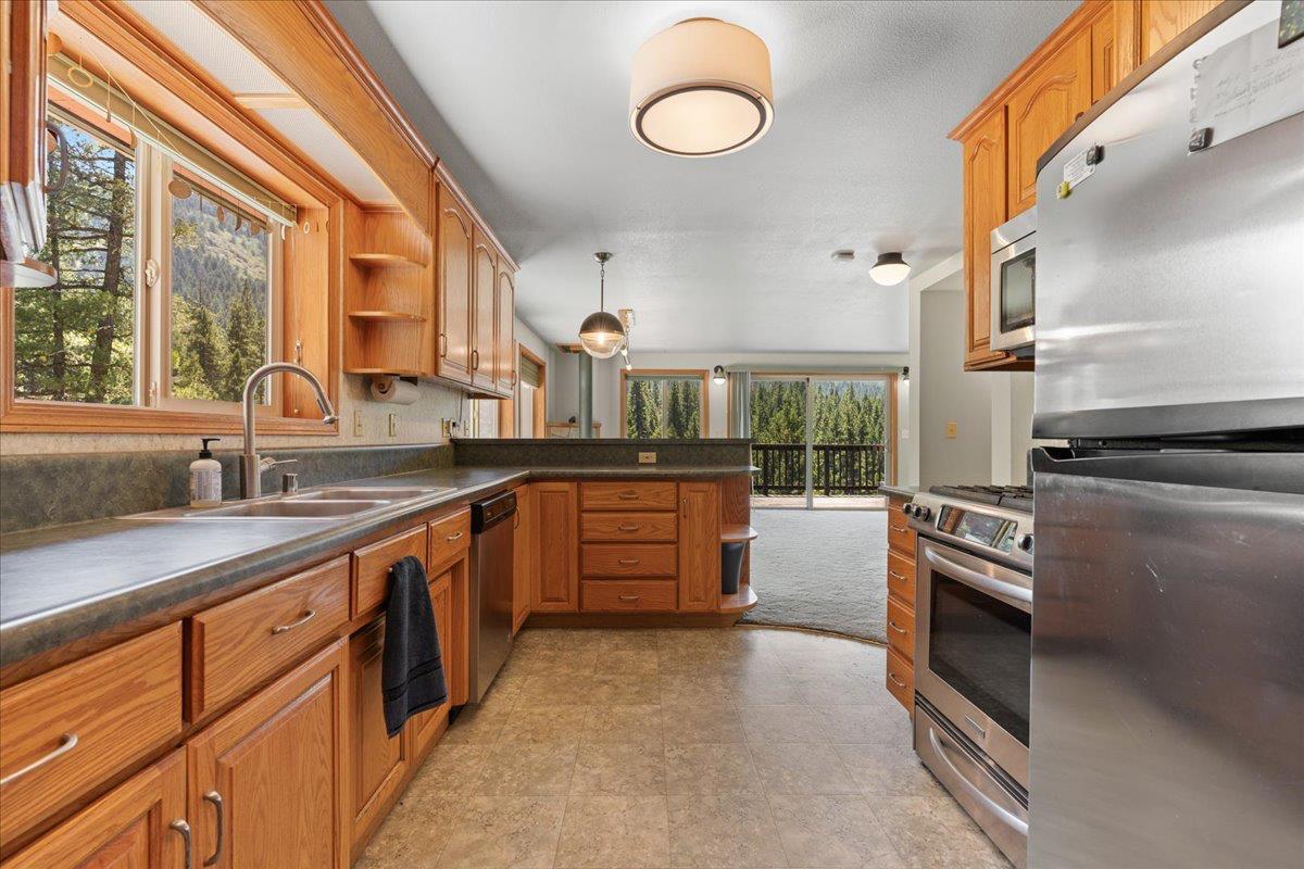 200 Craycroft Ridge Road Downieville, CA 95936 - Photo 4 of 34 a kitchen with counter top space and stainless steel appliances