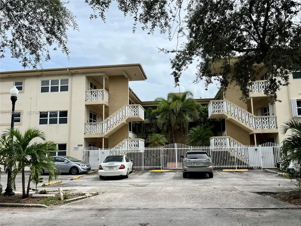 $2,050 | 1958 Monroe Street, Unit 203, Hollywood, FL 33020