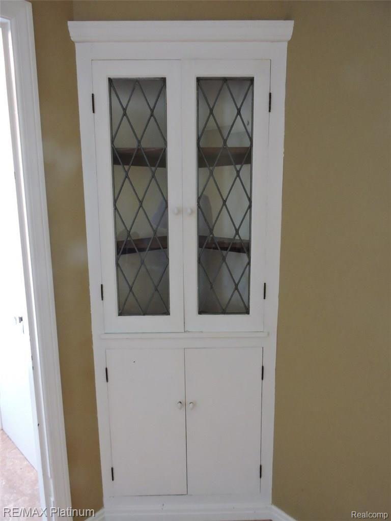 713 Spring Street Howell, MI 48843 - Photo 15 of 21 Built in cabinets