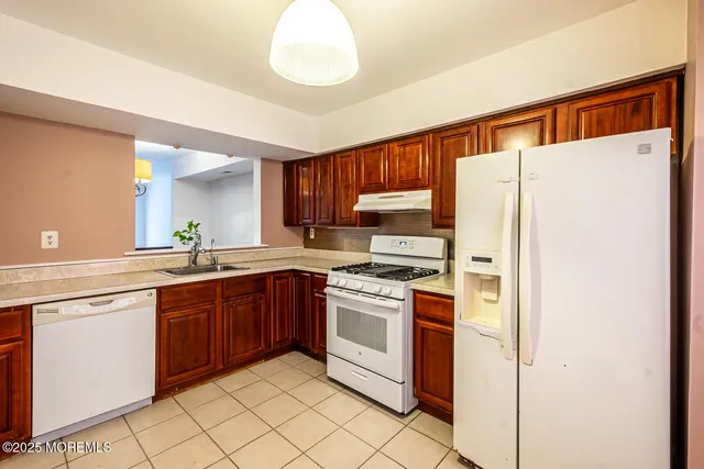 $499,000 | 90 Foxwood Place, Morganville, NJ 07751