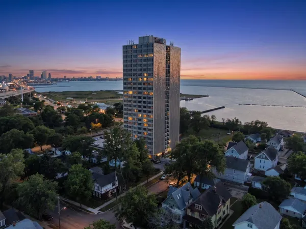 $165,000 | 2525 South Shore Drive, Unit 15B, Milwaukee, WI 53207