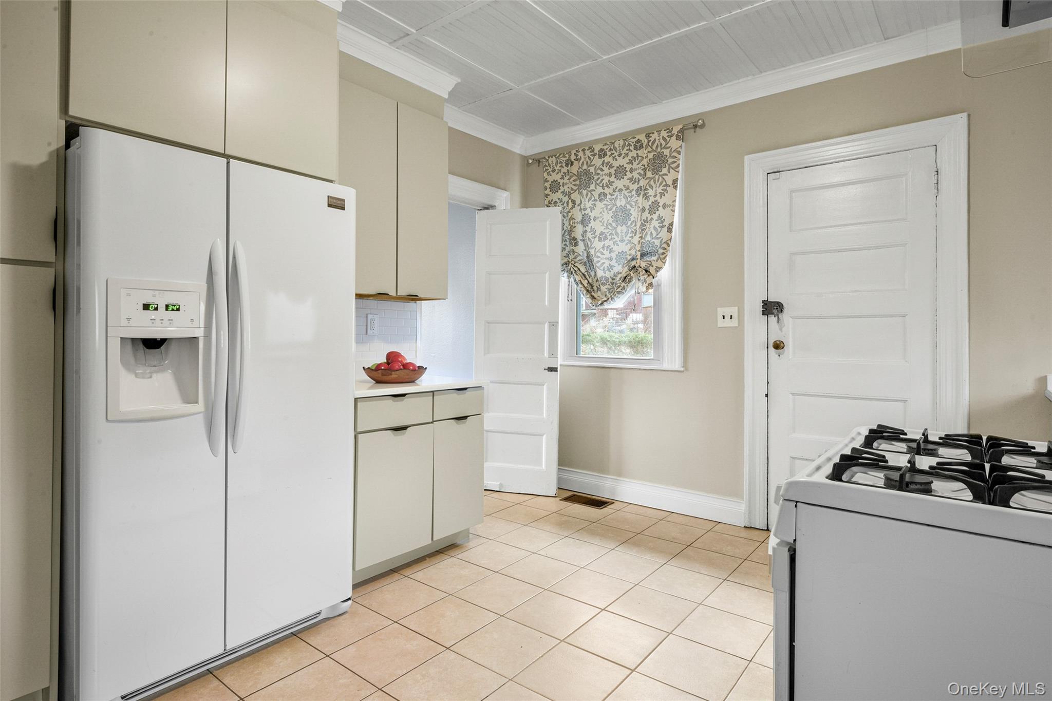 8 The Serpentine New Rochelle, NY 10801 - Photo 16 of 47 Bright, sunny, perfect!