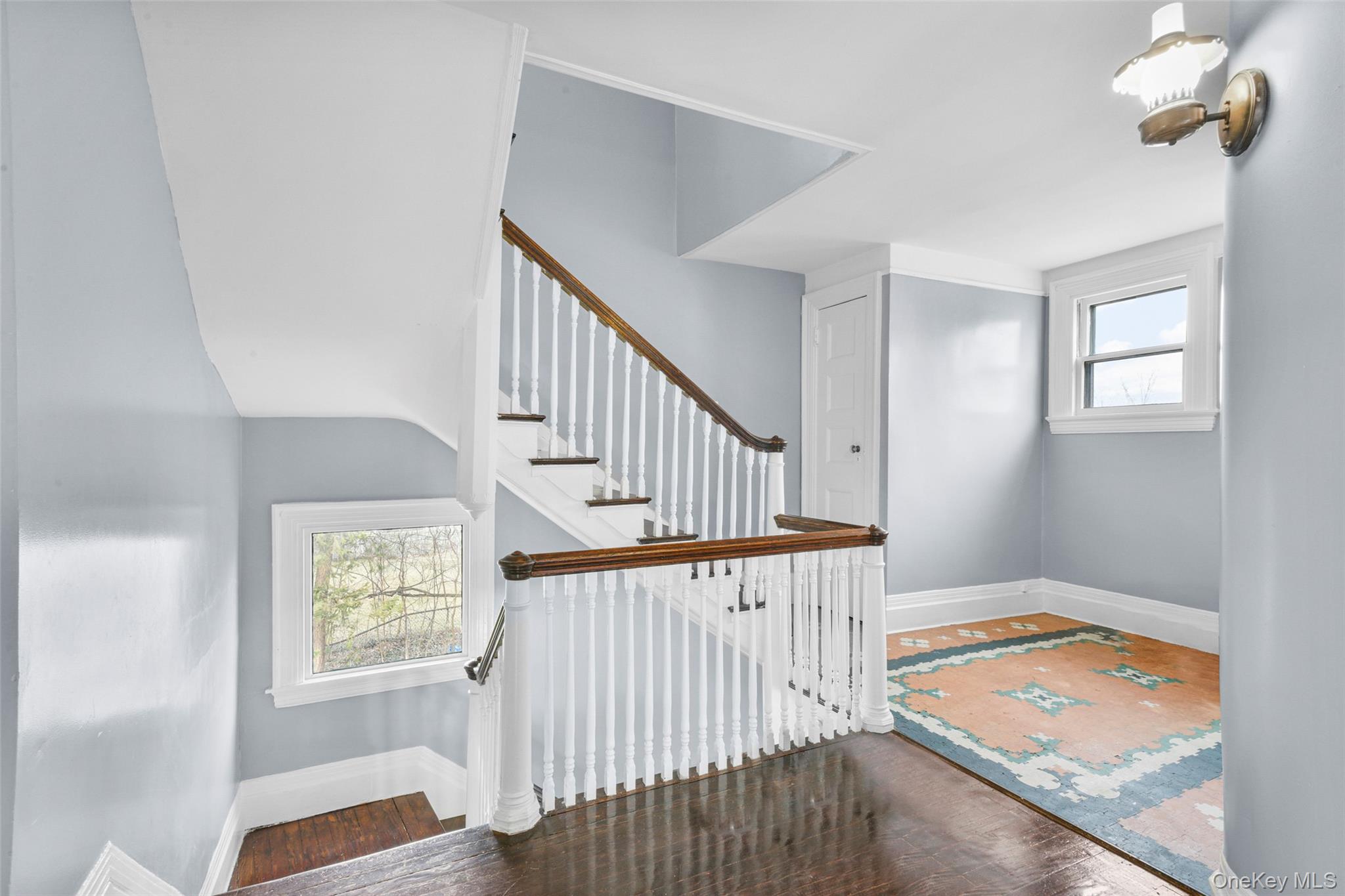 8 The Serpentine New Rochelle, NY 10801 - Photo 22 of 47 The second floor landing