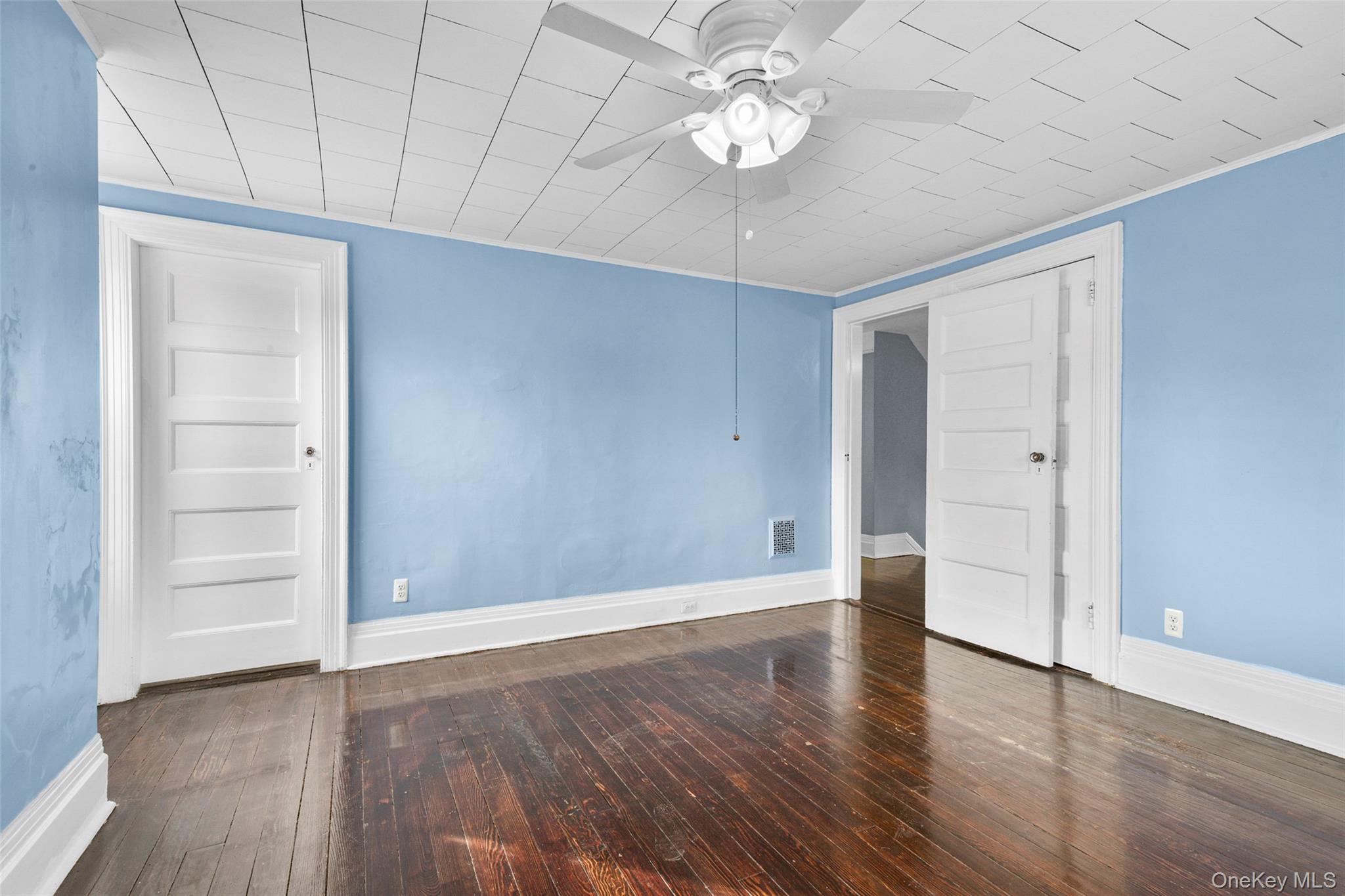 8 The Serpentine New Rochelle, NY 10801 - Photo 24 of 47 A bedroom!